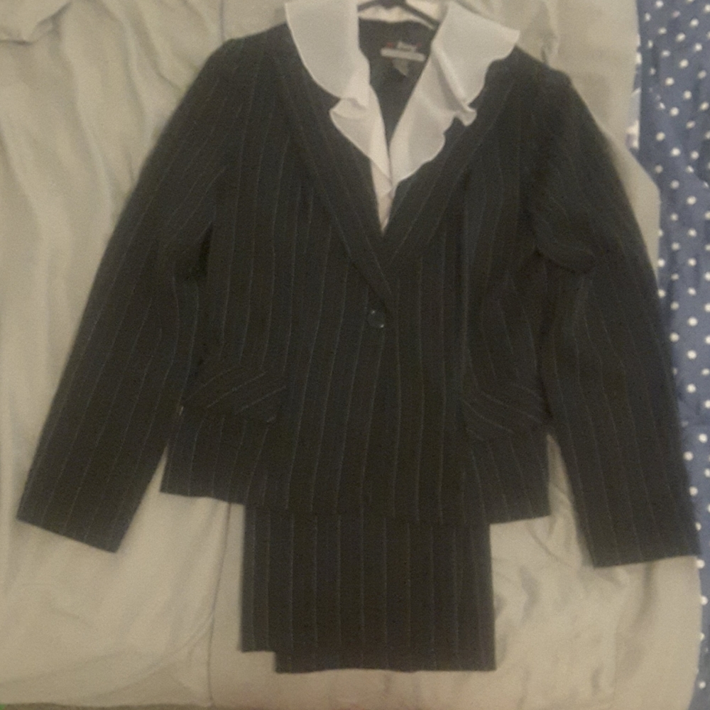 Women's who's tracy black & white size 8 pant suit